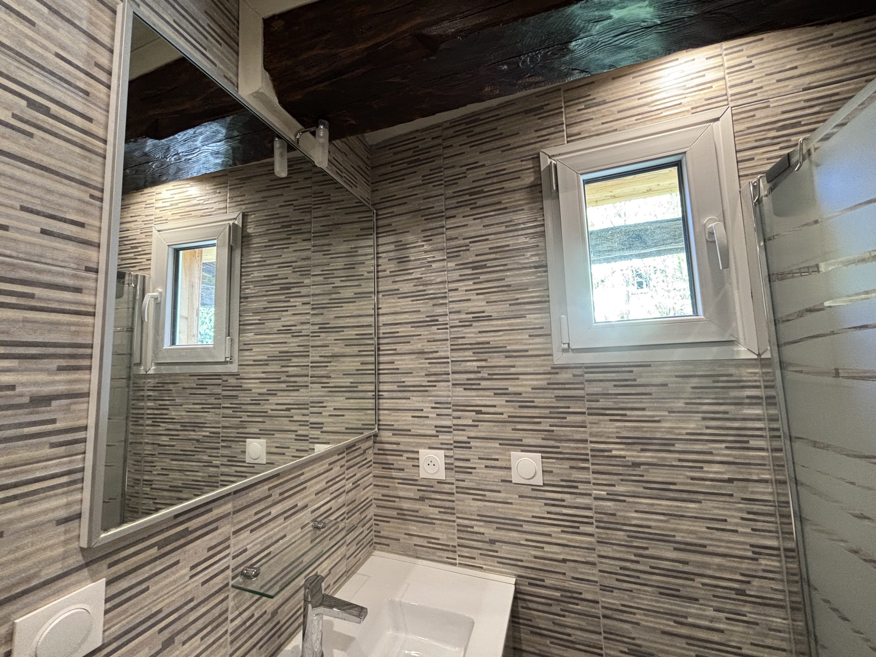 Salle de bain avec douche et faïence