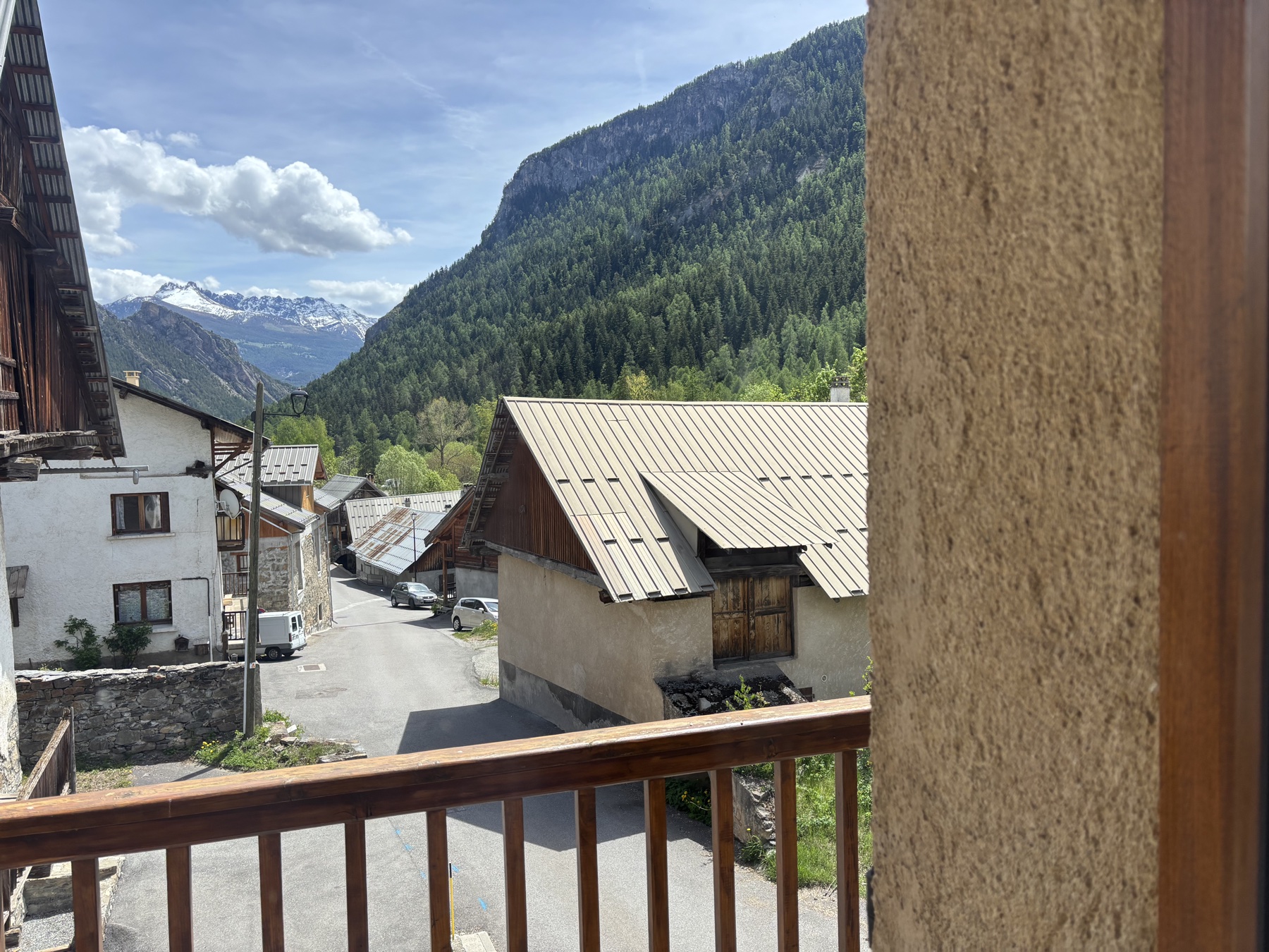 Vue sur le village de Freissinières et les montagnes enneigées