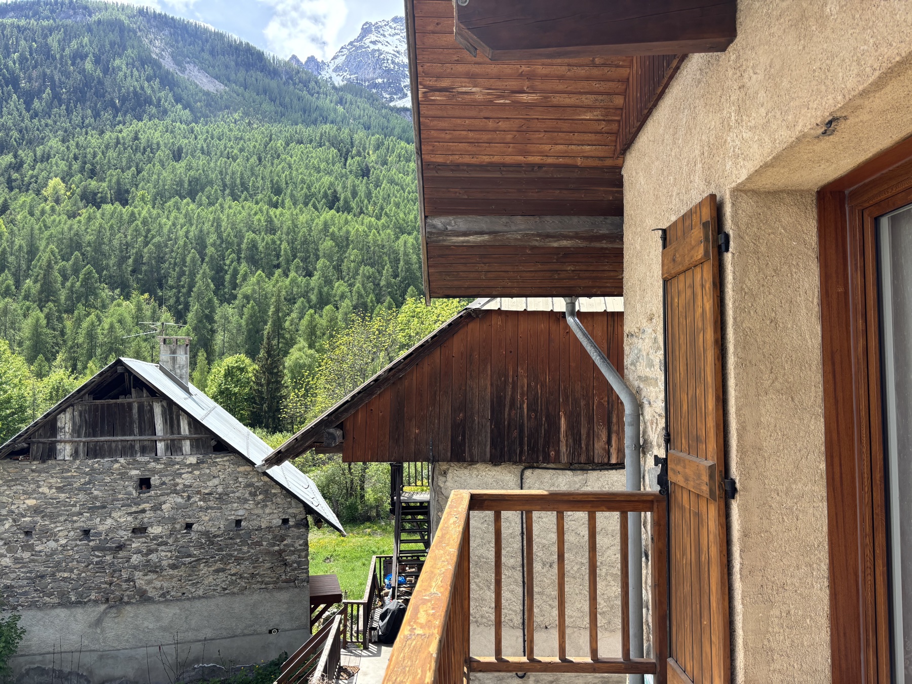 Terrasse avec vue sur la montagne et la forêt
